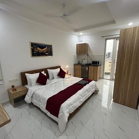 The Lodgers Studio Apartment Infront Of Artemis Hospital Gurugram Gurgaon Exterior photo