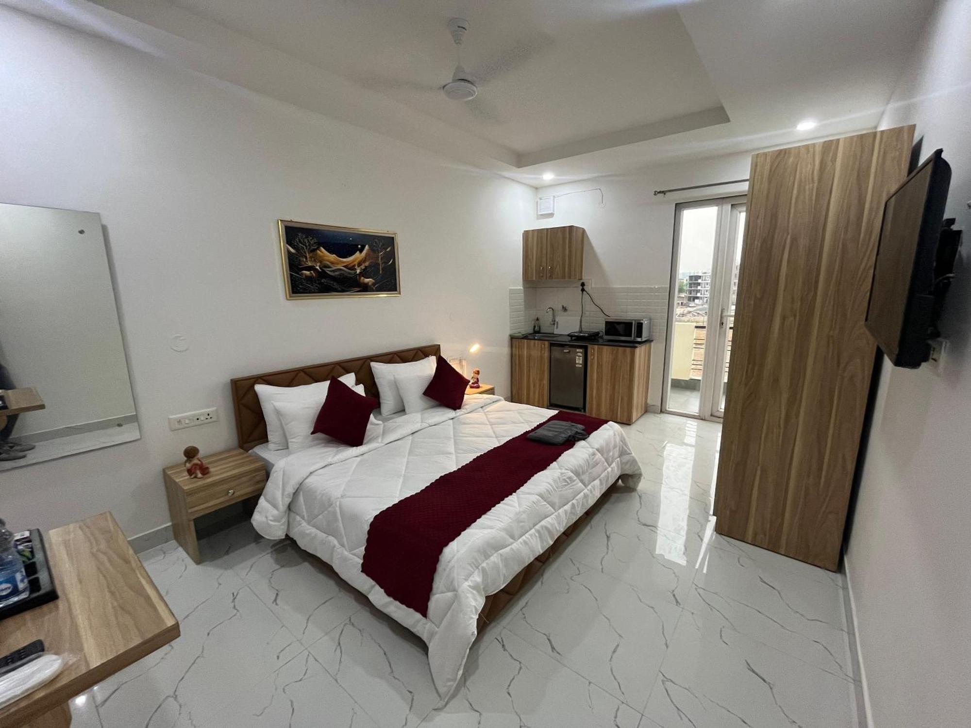 The Lodgers Studio Apartment Infront Of Artemis Hospital Gurugram Gurgaon Exterior photo