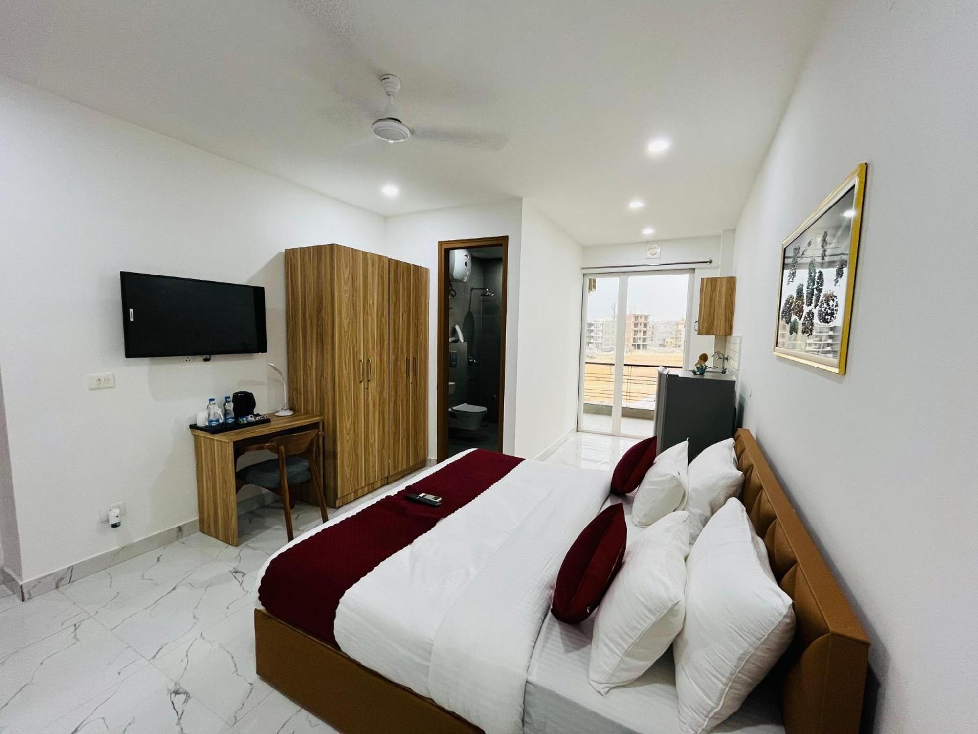 The Lodgers Studio Apartment Infront Of Artemis Hospital Gurugram Gurgaon Exterior photo