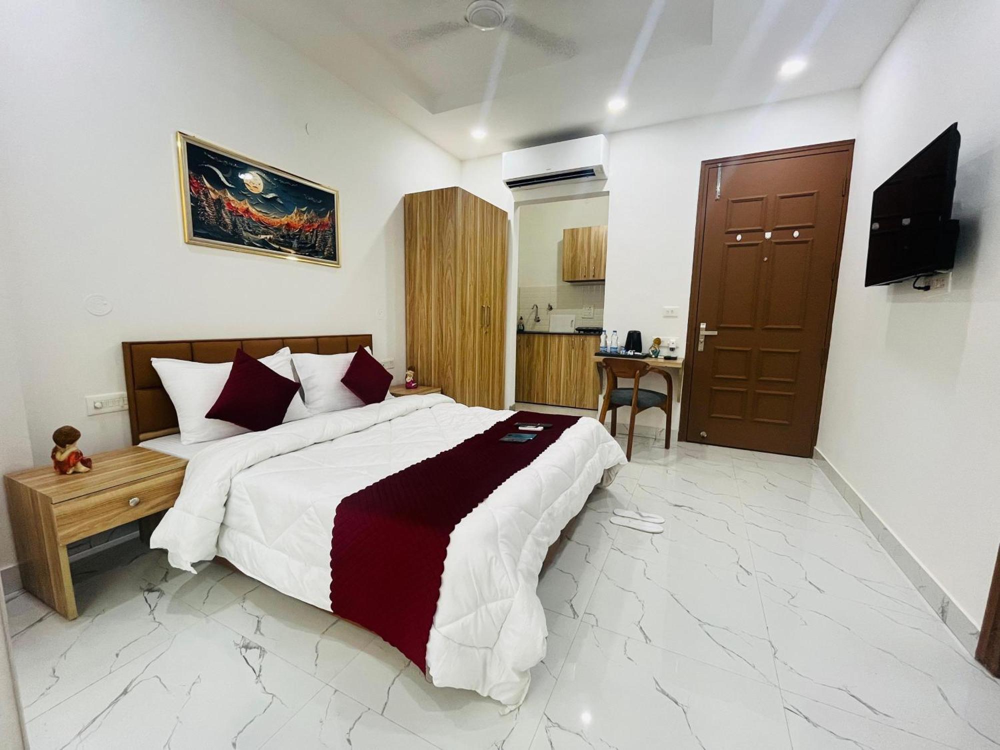 The Lodgers Studio Apartment Infront Of Artemis Hospital Gurugram Gurgaon Exterior photo