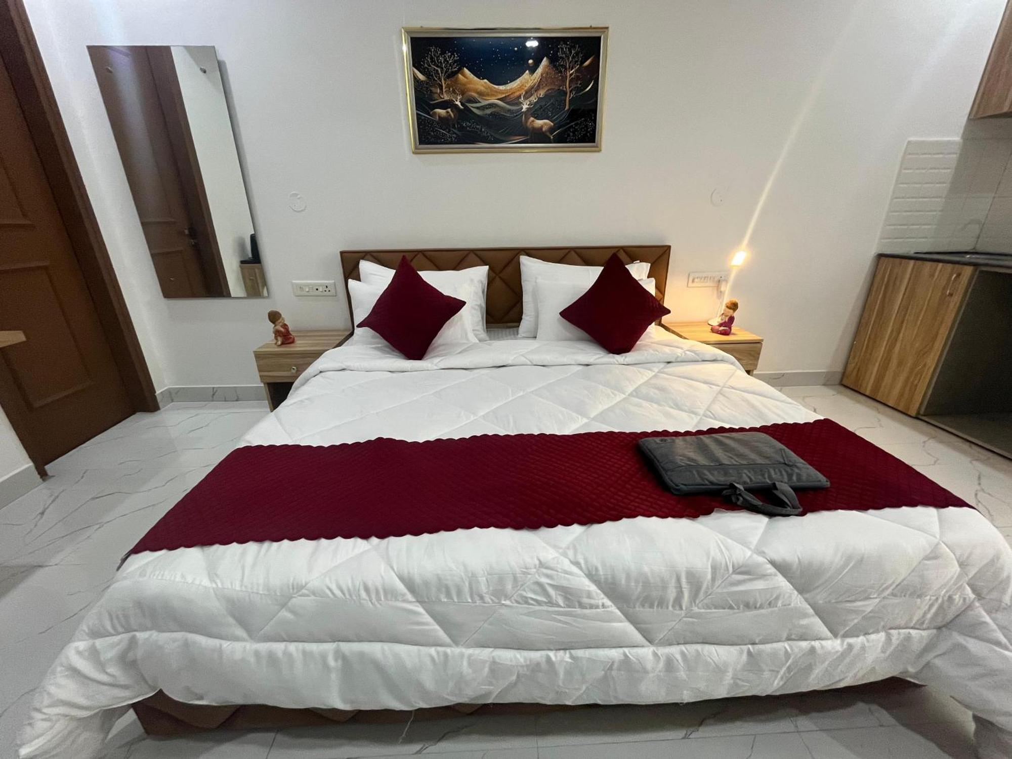 The Lodgers Studio Apartment Infront Of Artemis Hospital Gurugram Gurgaon Exterior photo