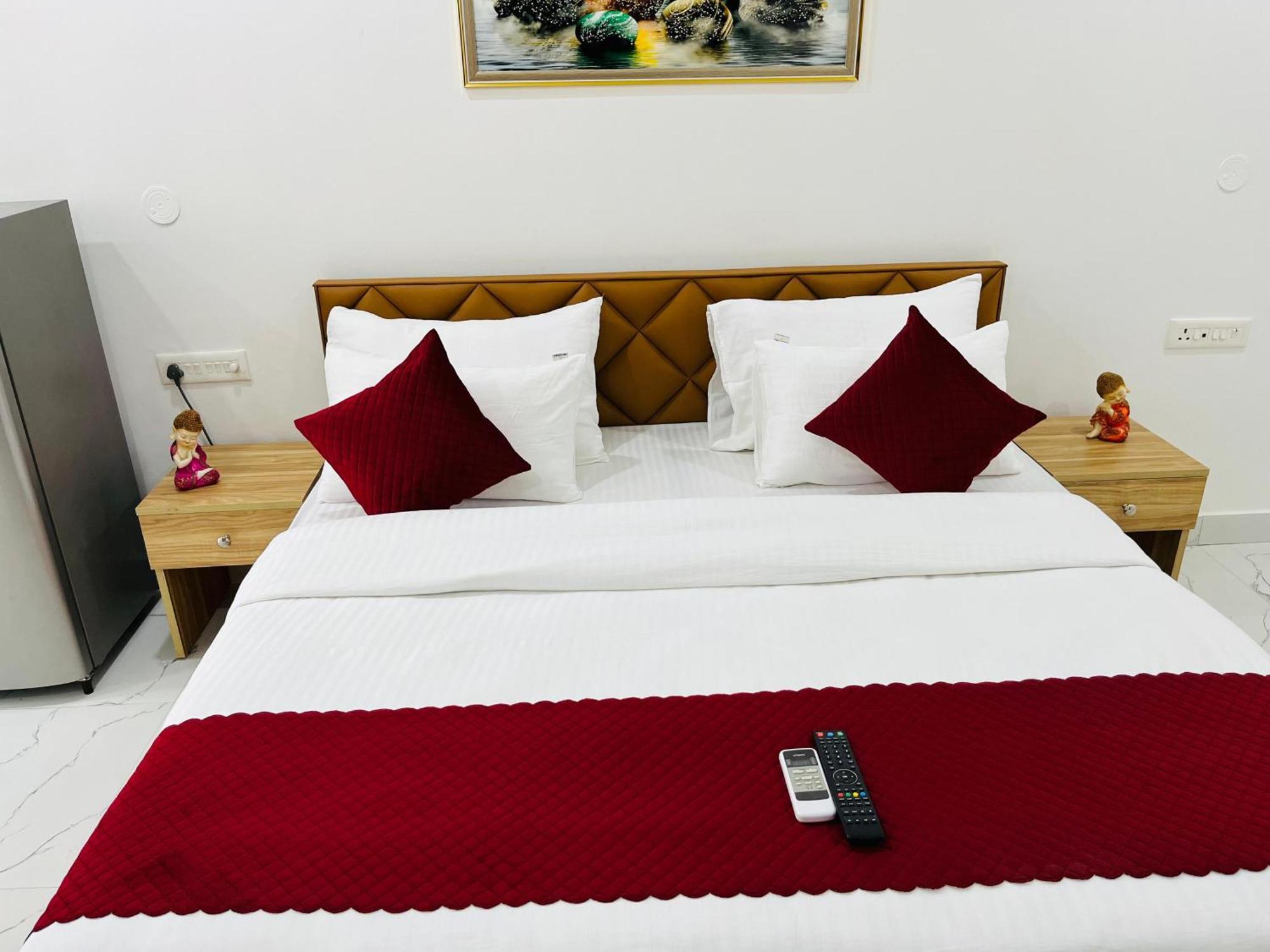 The Lodgers Studio Apartment Infront Of Artemis Hospital Gurugram Gurgaon Exterior photo