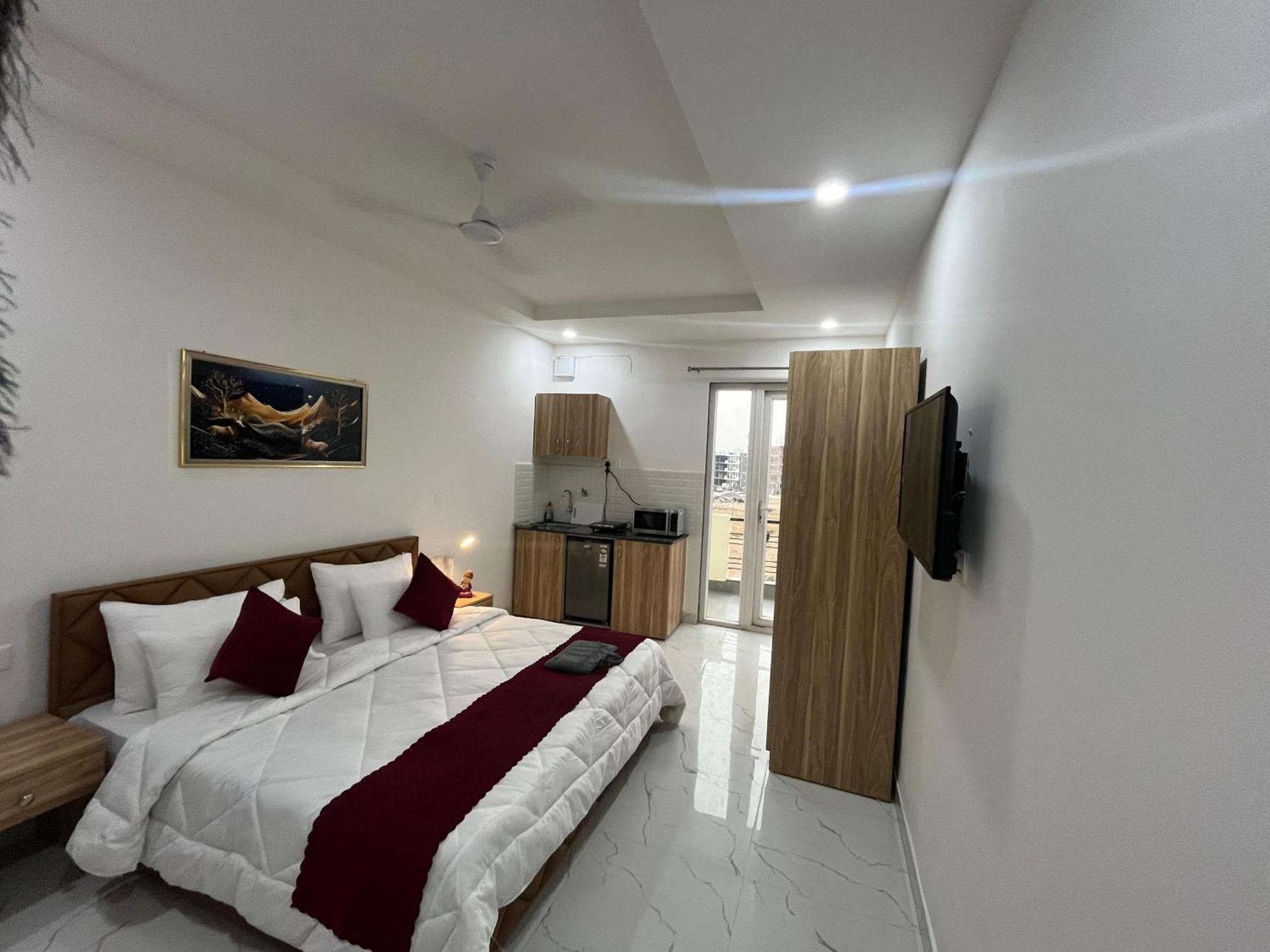 The Lodgers Studio Apartment Infront Of Artemis Hospital Gurugram Gurgaon Exterior photo