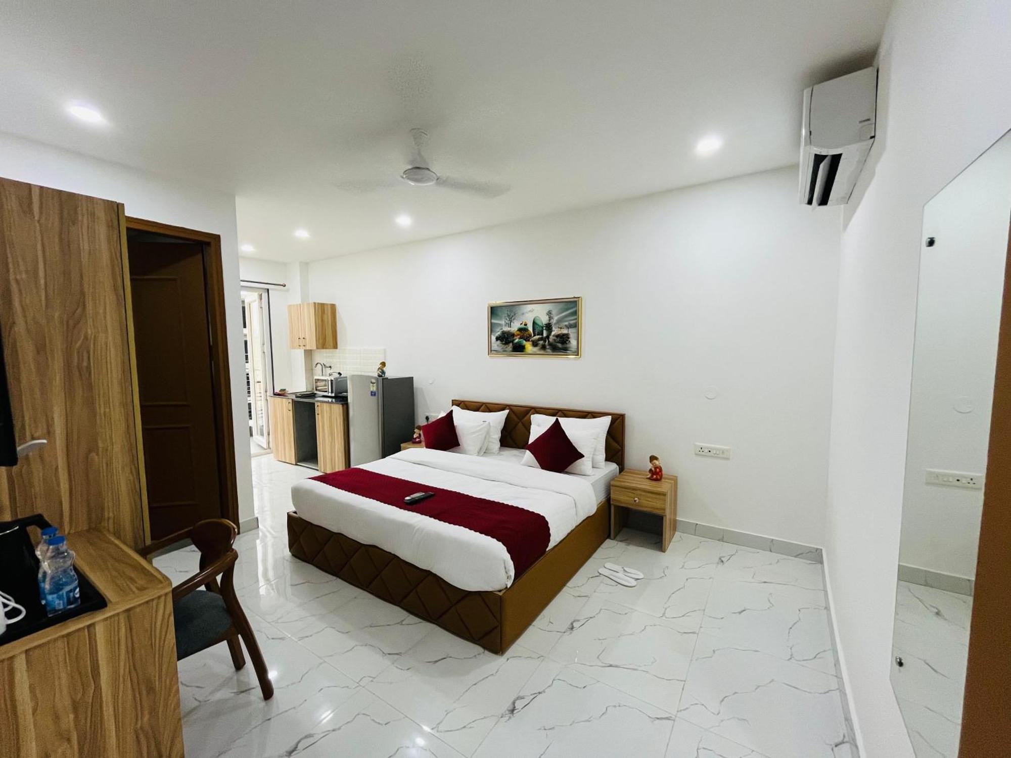 The Lodgers Studio Apartment Infront Of Artemis Hospital Gurugram Gurgaon Exterior photo