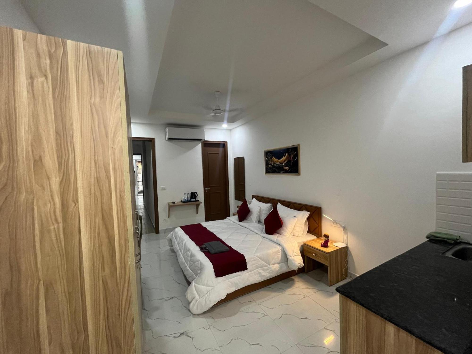 The Lodgers Studio Apartment Infront Of Artemis Hospital Gurugram Gurgaon Exterior photo
