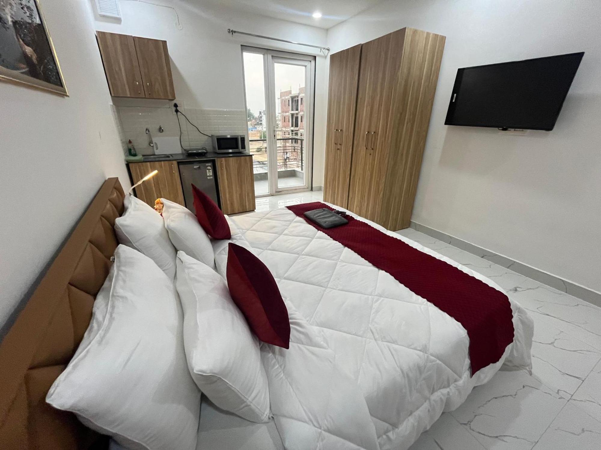 The Lodgers Studio Apartment Infront Of Artemis Hospital Gurugram Gurgaon Exterior photo