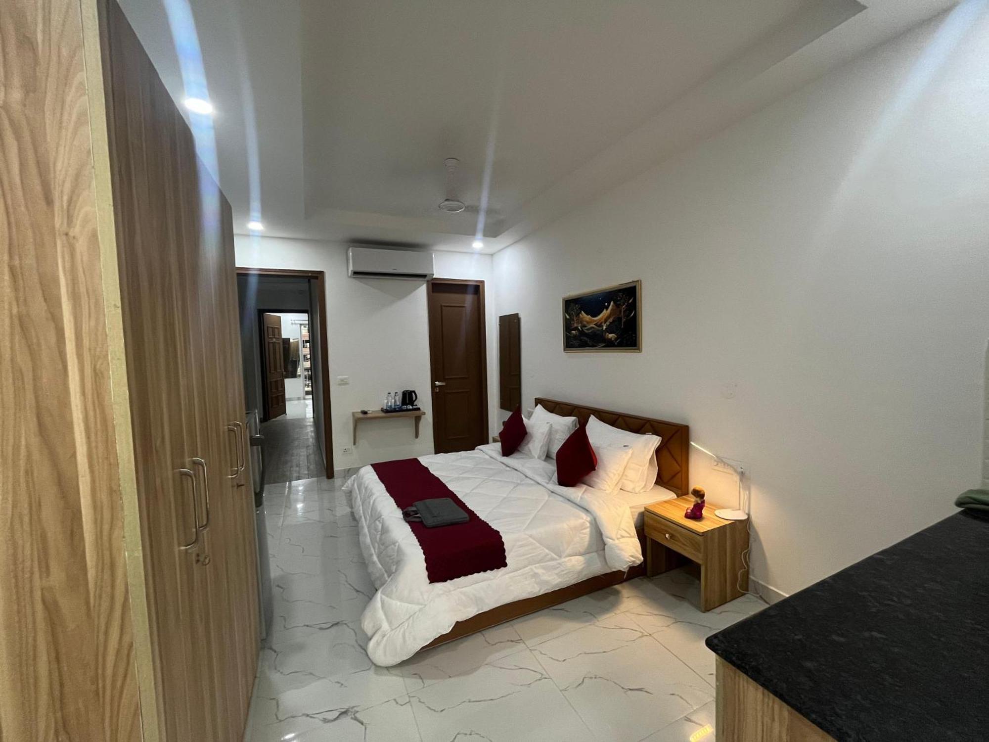 The Lodgers Studio Apartment Infront Of Artemis Hospital Gurugram Gurgaon Exterior photo