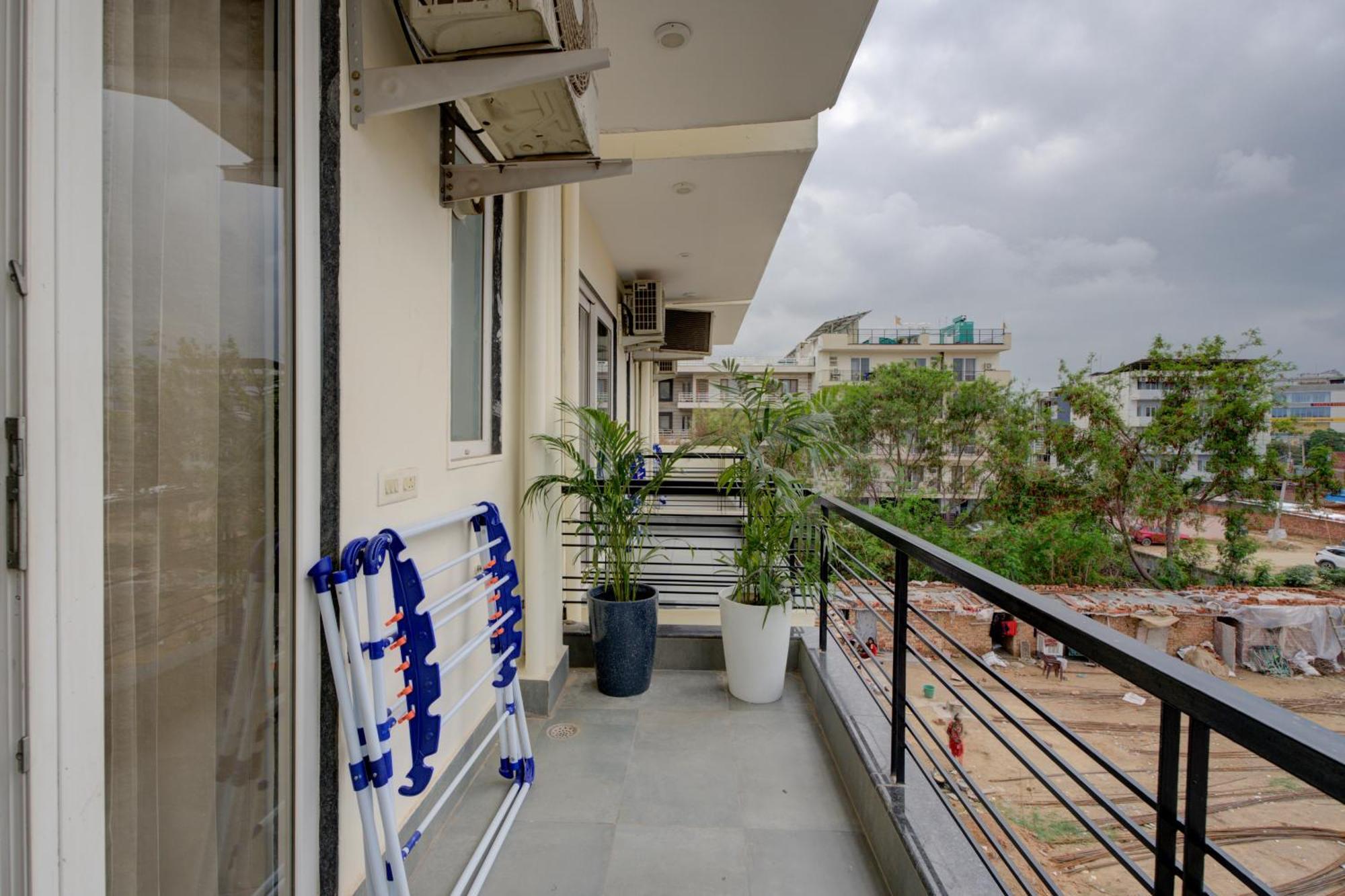The Lodgers Studio Apartment Infront Of Artemis Hospital Gurugram Gurgaon Exterior photo