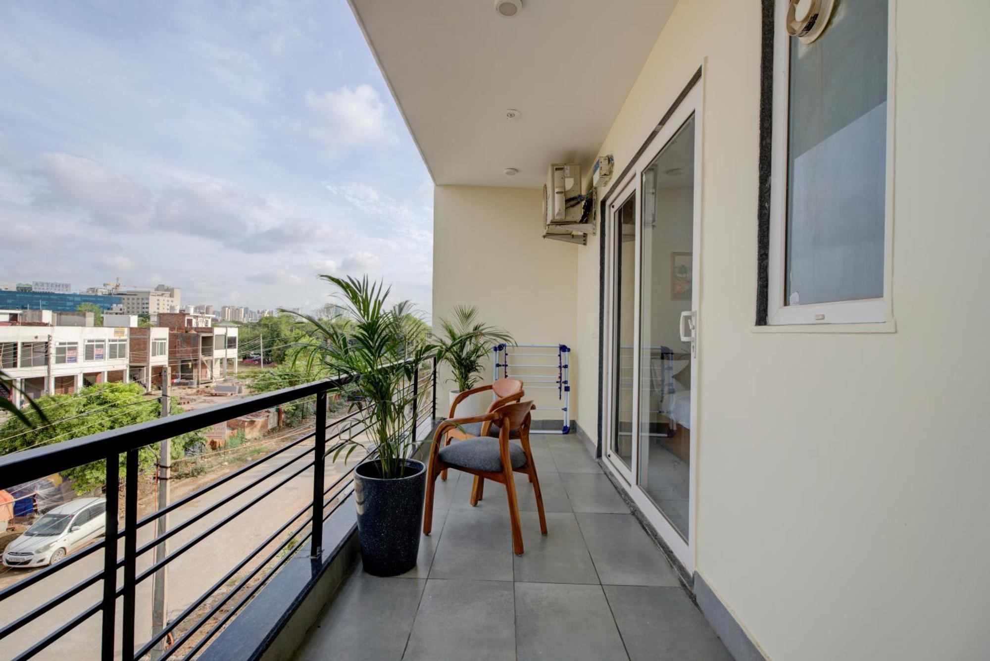 The Lodgers Studio Apartment Infront Of Artemis Hospital Gurugram Gurgaon Exterior photo