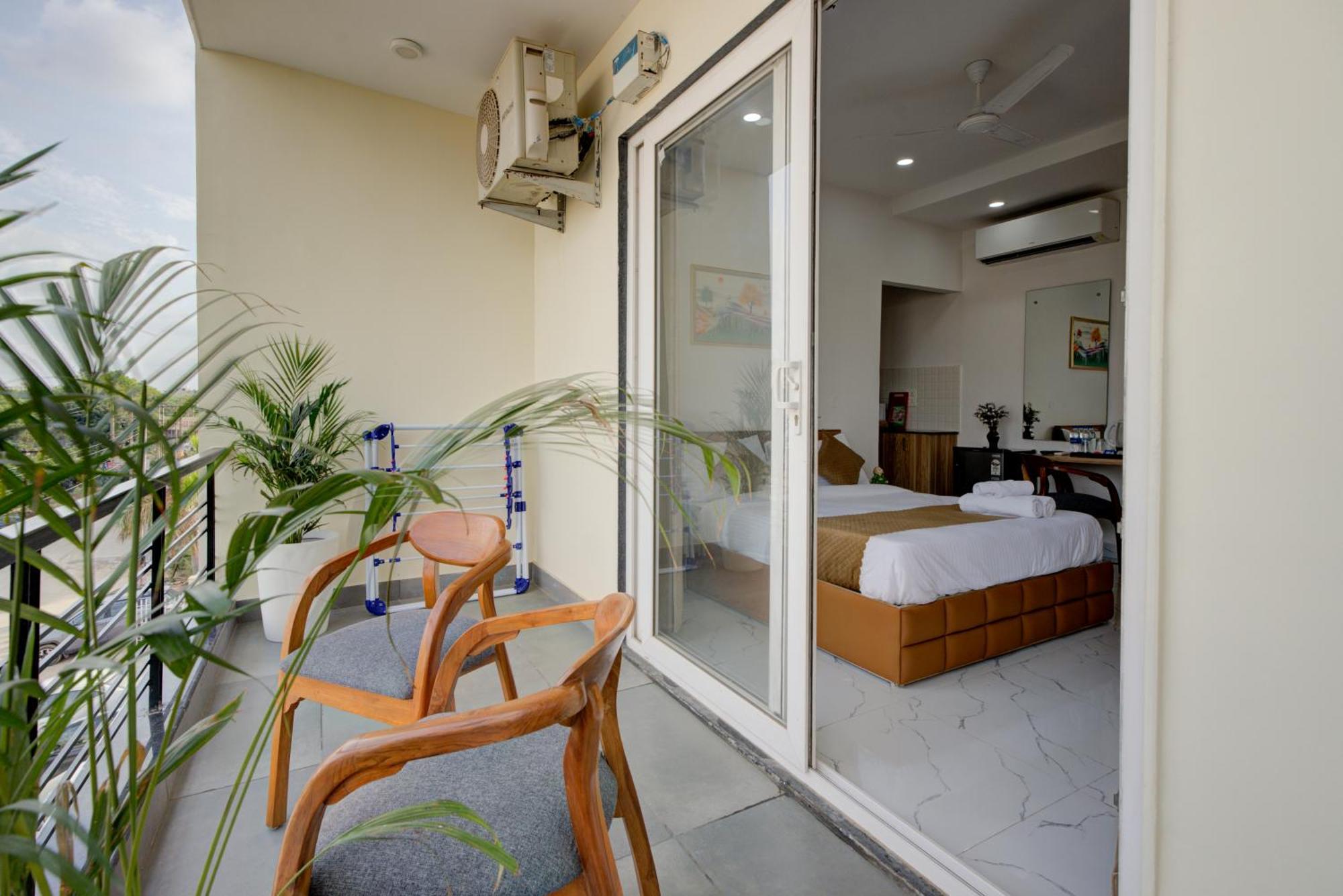 The Lodgers Studio Apartment Infront Of Artemis Hospital Gurugram Gurgaon Exterior photo