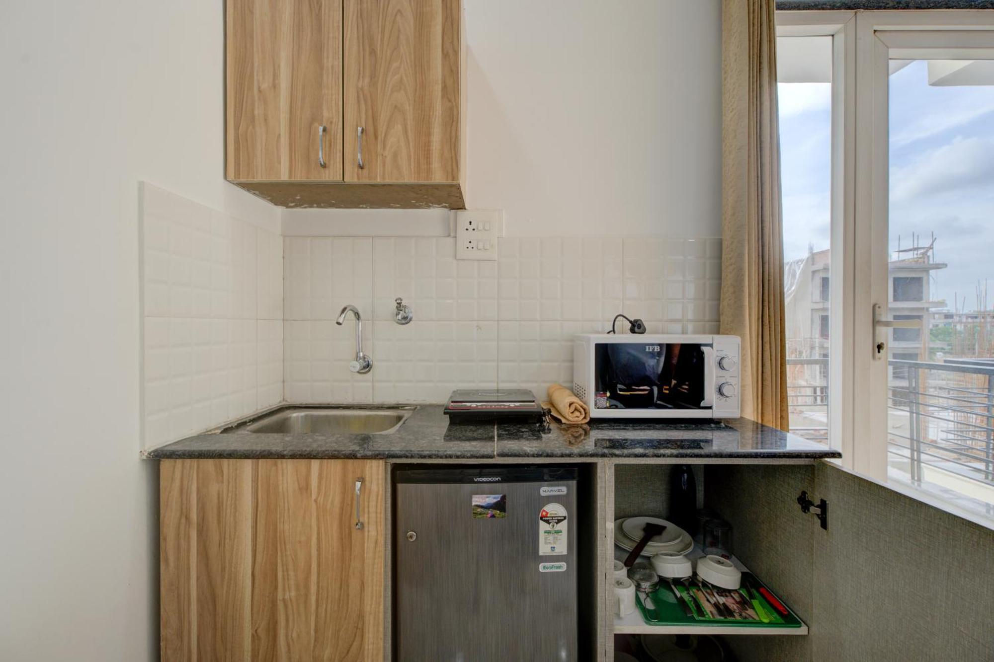 The Lodgers Studio Apartment Infront Of Artemis Hospital Gurugram Gurgaon Exterior photo