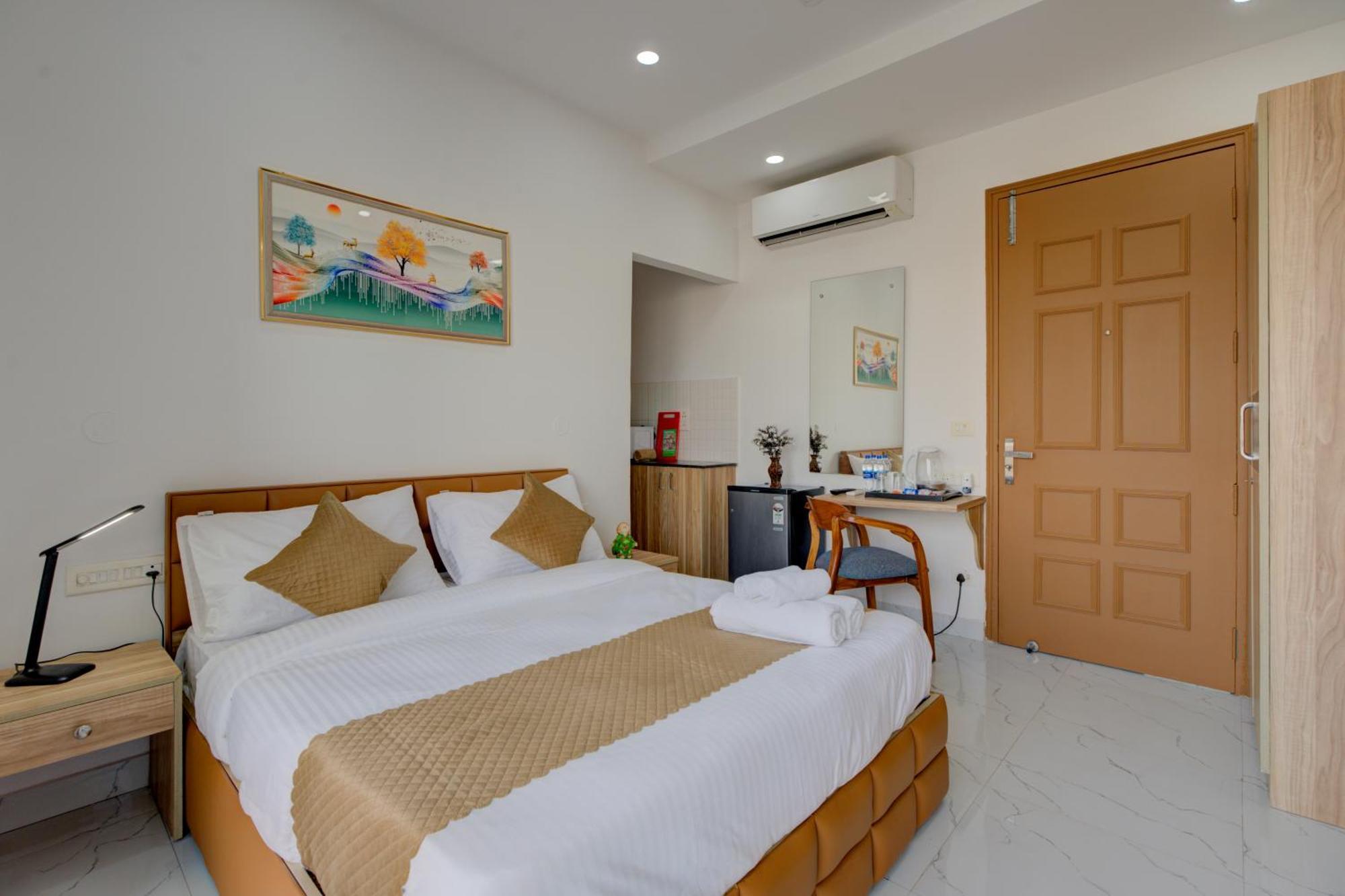 The Lodgers Studio Apartment Infront Of Artemis Hospital Gurugram Gurgaon Exterior photo