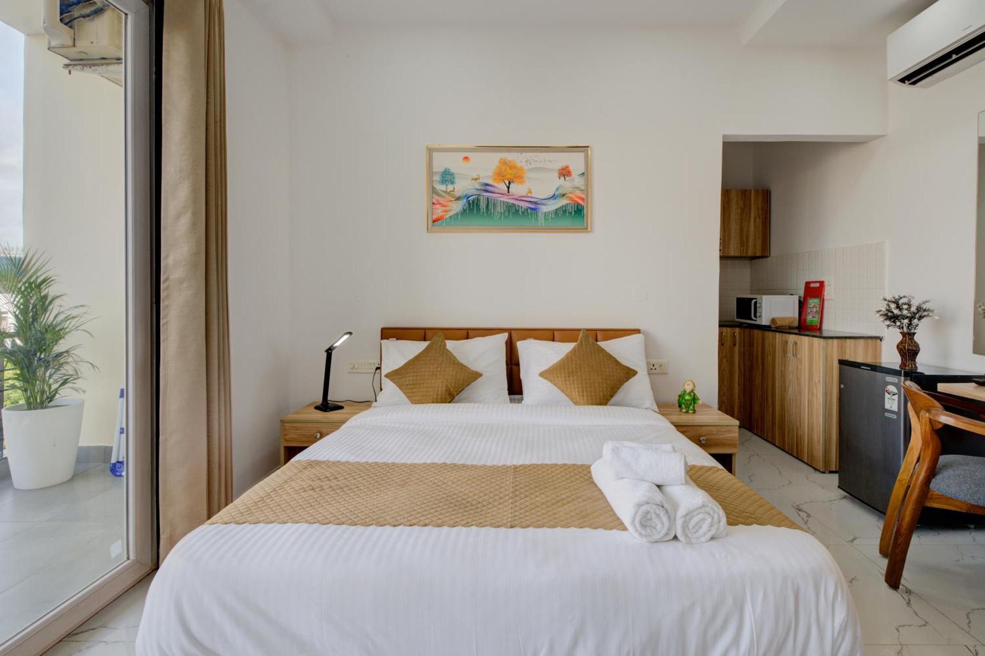 The Lodgers Studio Apartment Infront Of Artemis Hospital Gurugram Gurgaon Exterior photo