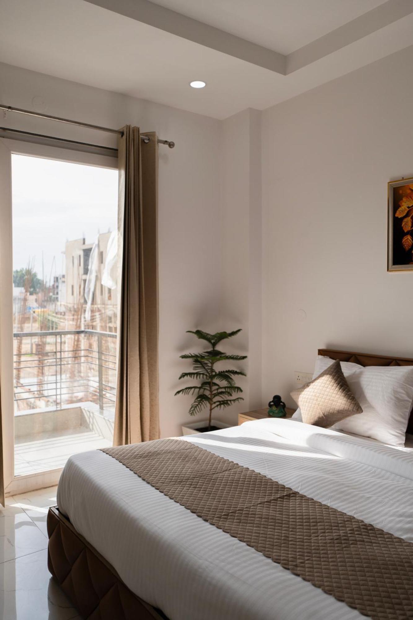 The Lodgers Studio Apartment Infront Of Artemis Hospital Gurugram Gurgaon Exterior photo