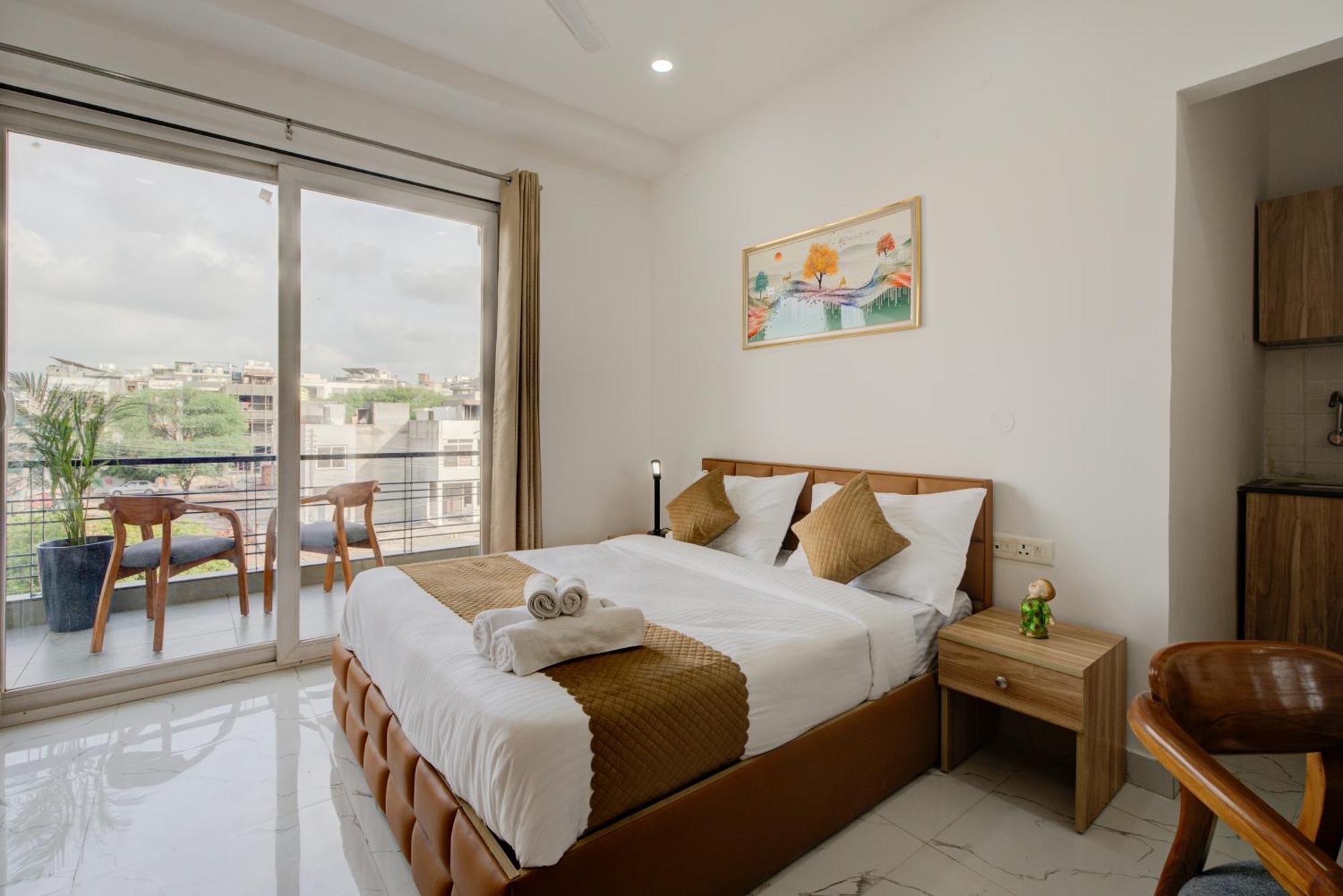 The Lodgers Studio Apartment Infront Of Artemis Hospital Gurugram Gurgaon Exterior photo