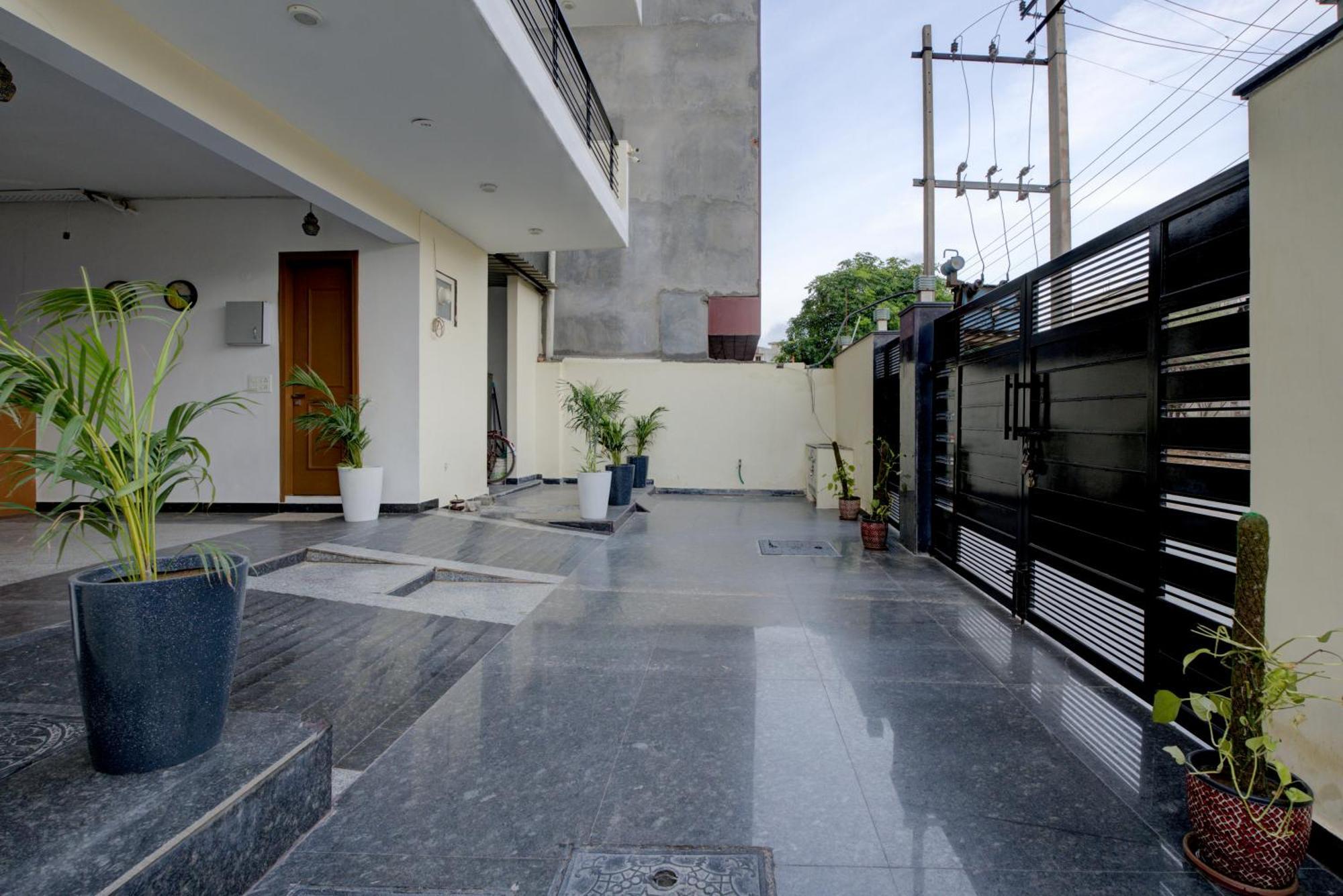 The Lodgers Studio Apartment Infront Of Artemis Hospital Gurugram Gurgaon Exterior photo
