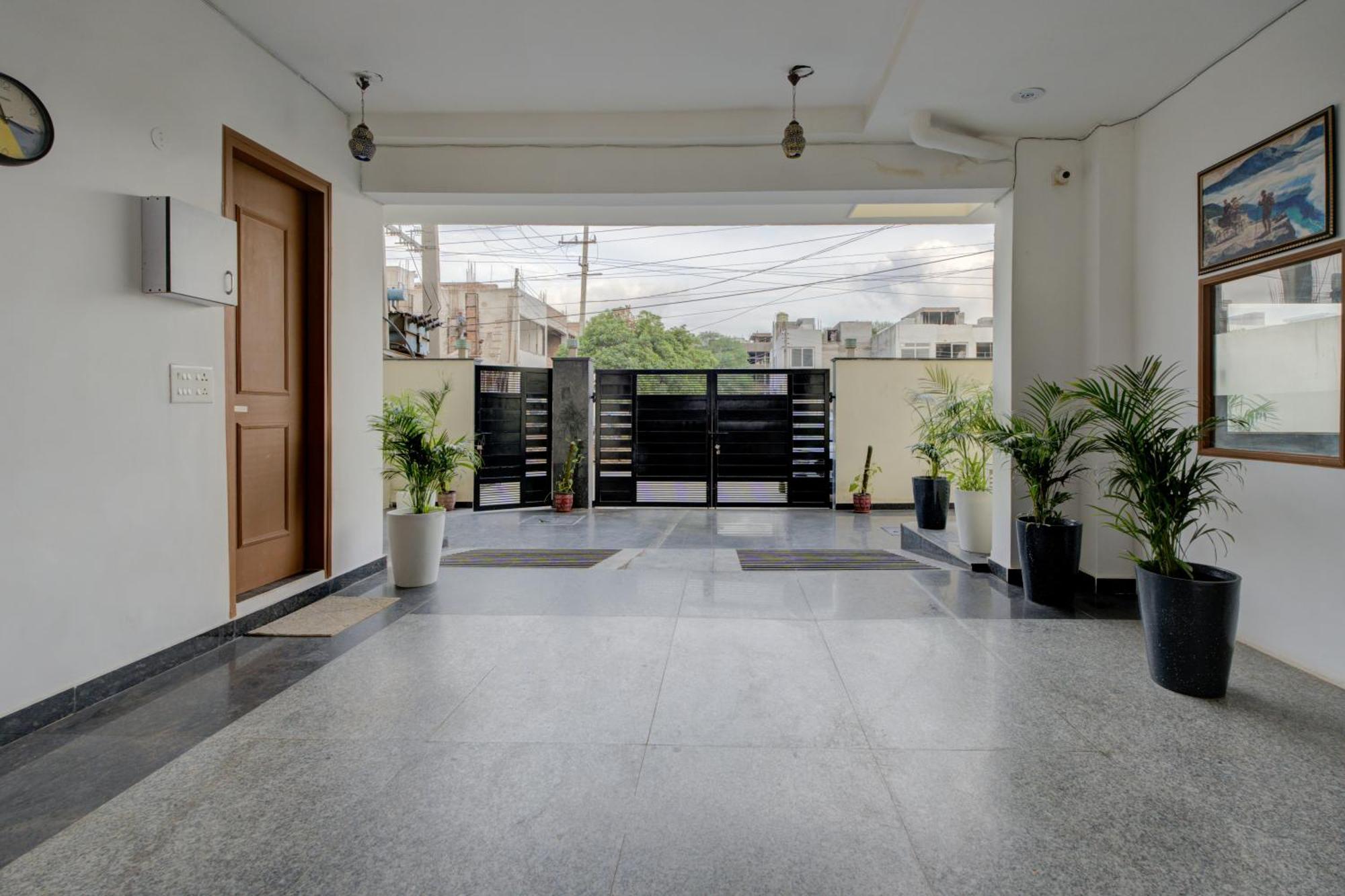 The Lodgers Studio Apartment Infront Of Artemis Hospital Gurugram Gurgaon Exterior photo