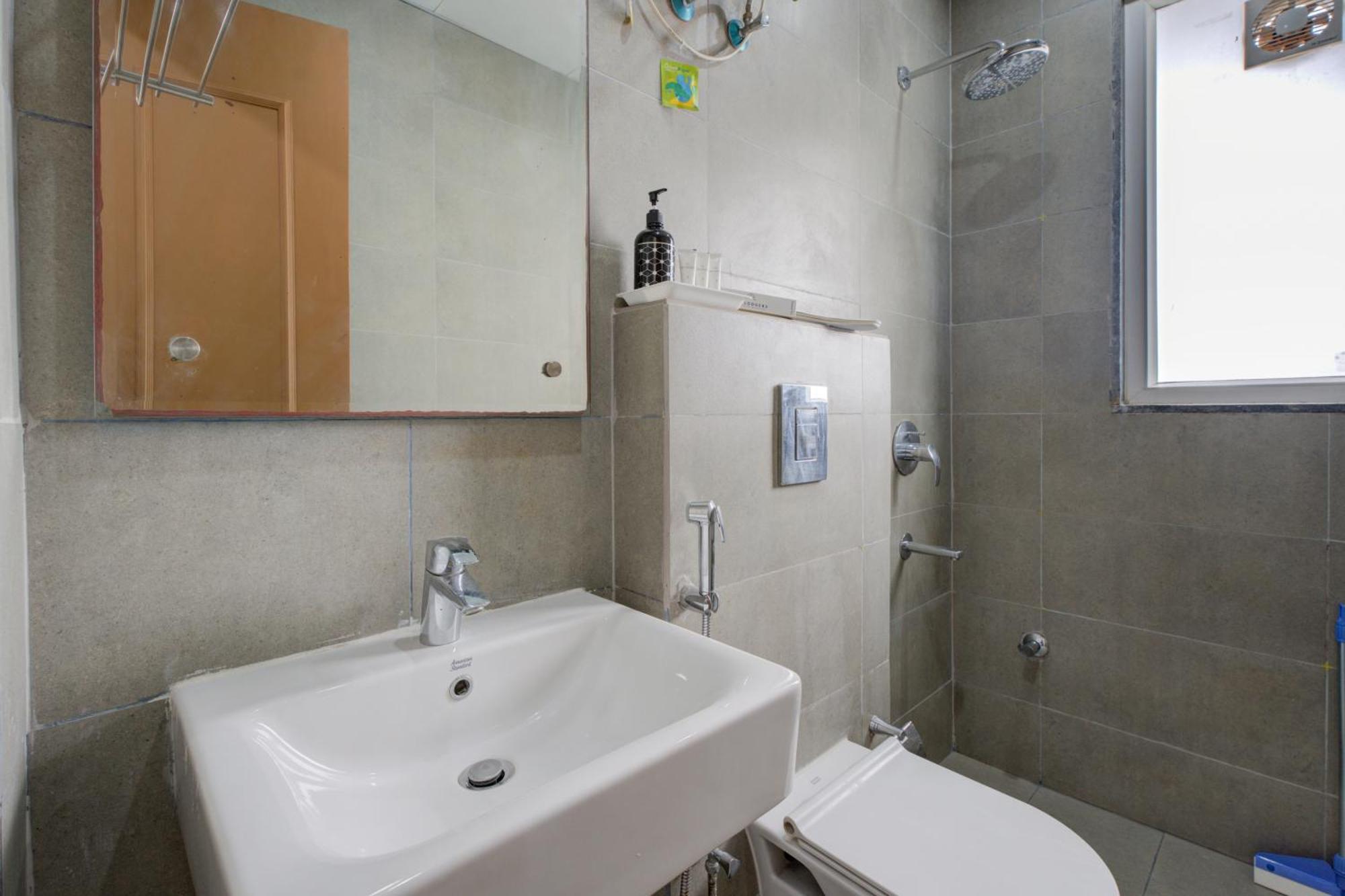 The Lodgers Studio Apartment Infront Of Artemis Hospital Gurugram Gurgaon Exterior photo