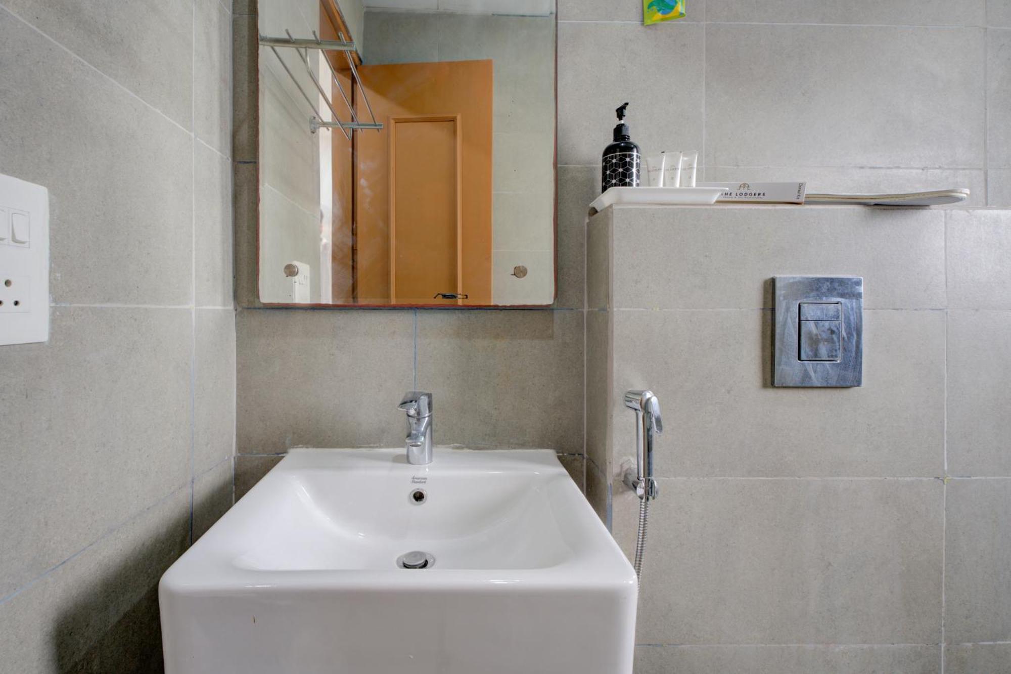The Lodgers Studio Apartment Infront Of Artemis Hospital Gurugram Gurgaon Exterior photo